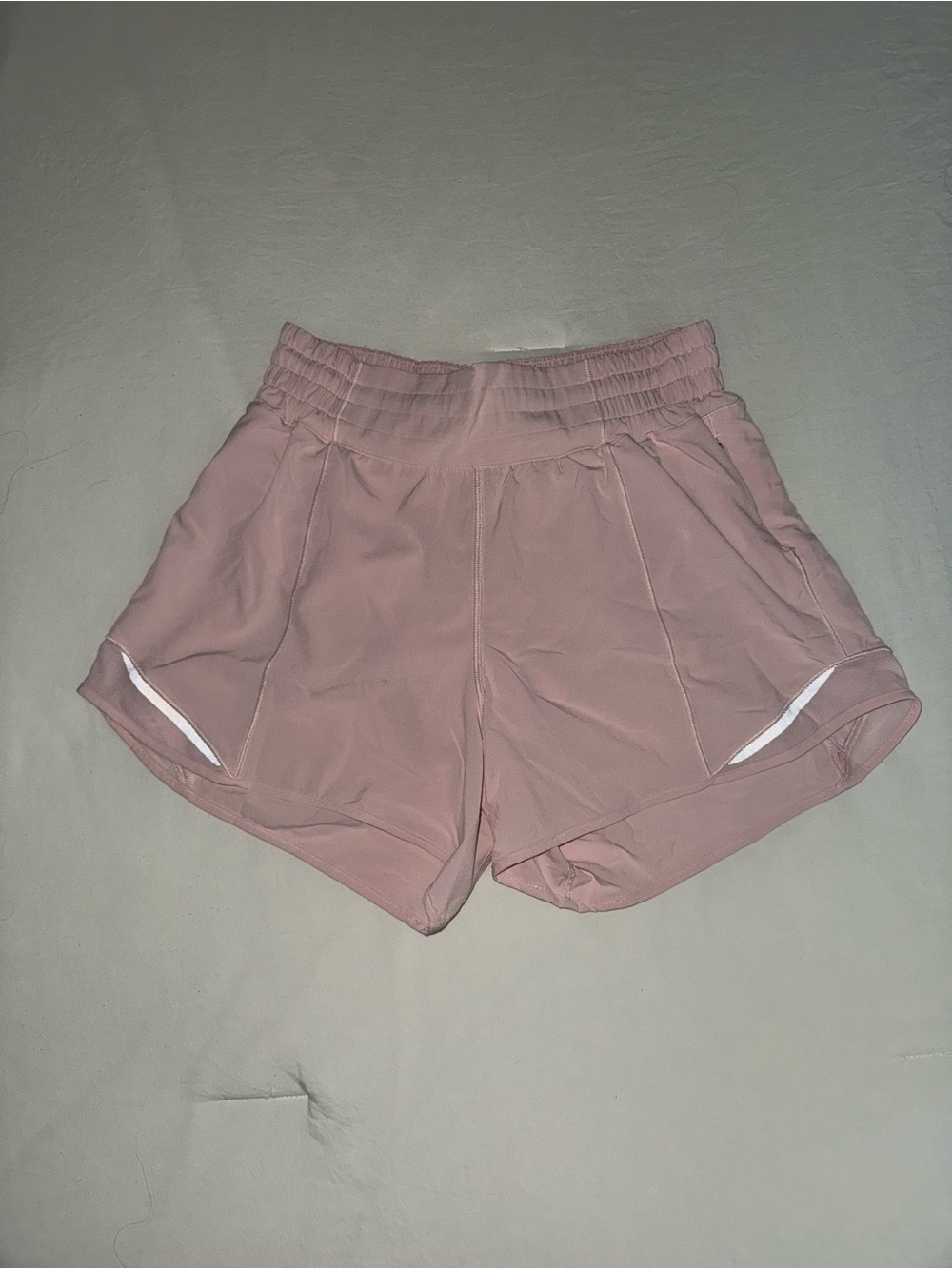 Lululemon Hotty Hot High-Rise Lined Short 4”. Size 6